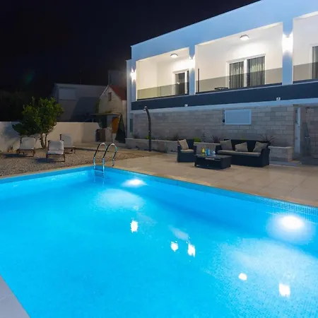Vila Luxury With A Swimming Pool - 19148 Makarská
