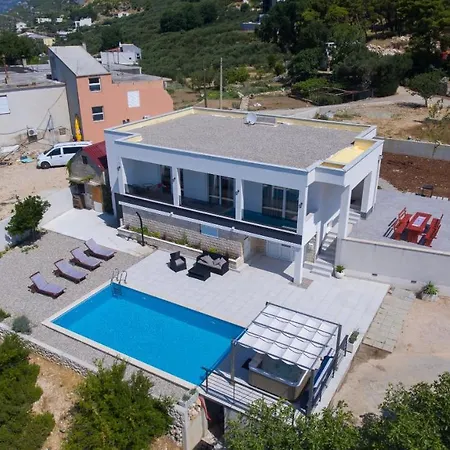 Vila Luxury With A Swimming Pool - 19148